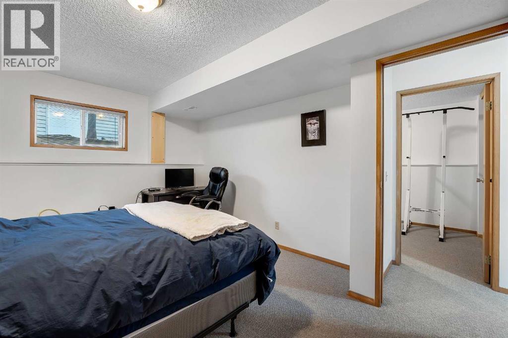 192 Rivercrest Close Se, Calgary, AB - Indoor Photo Showing Bedroom