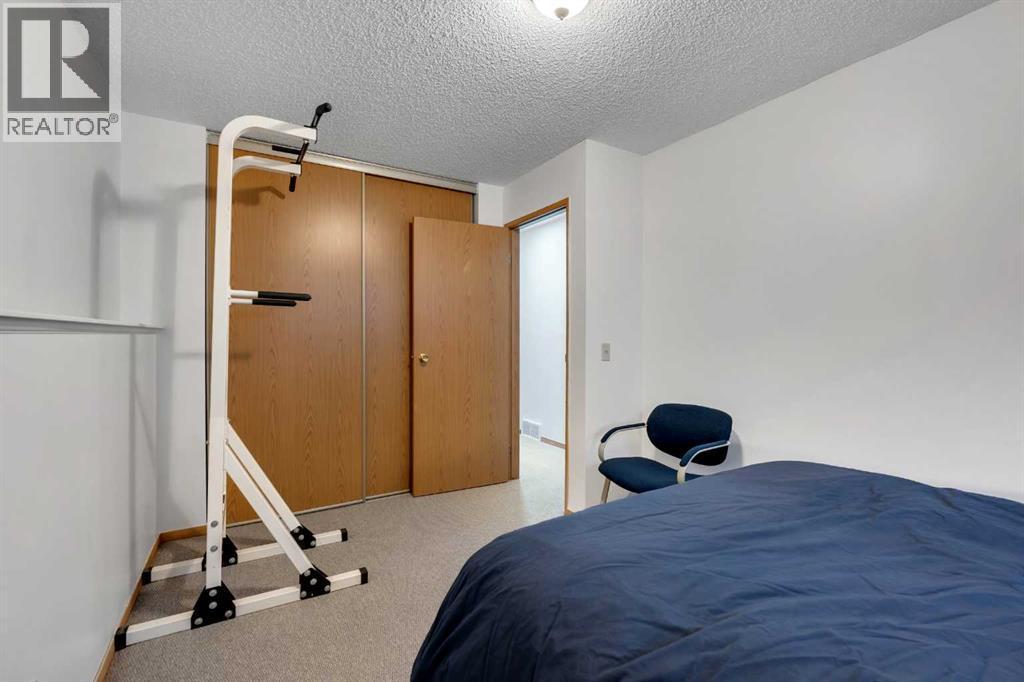 192 Rivercrest Close Se, Calgary, AB - Indoor Photo Showing Bedroom