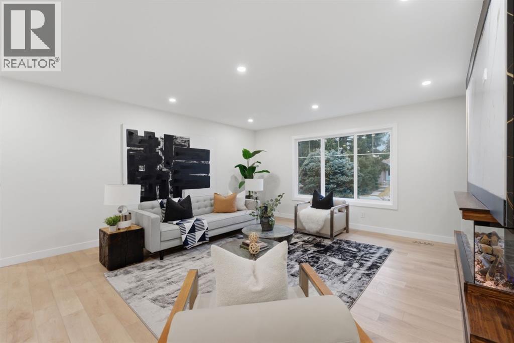 11039 Brae Road Sw, Calgary, AB - Indoor Photo Showing Living Room