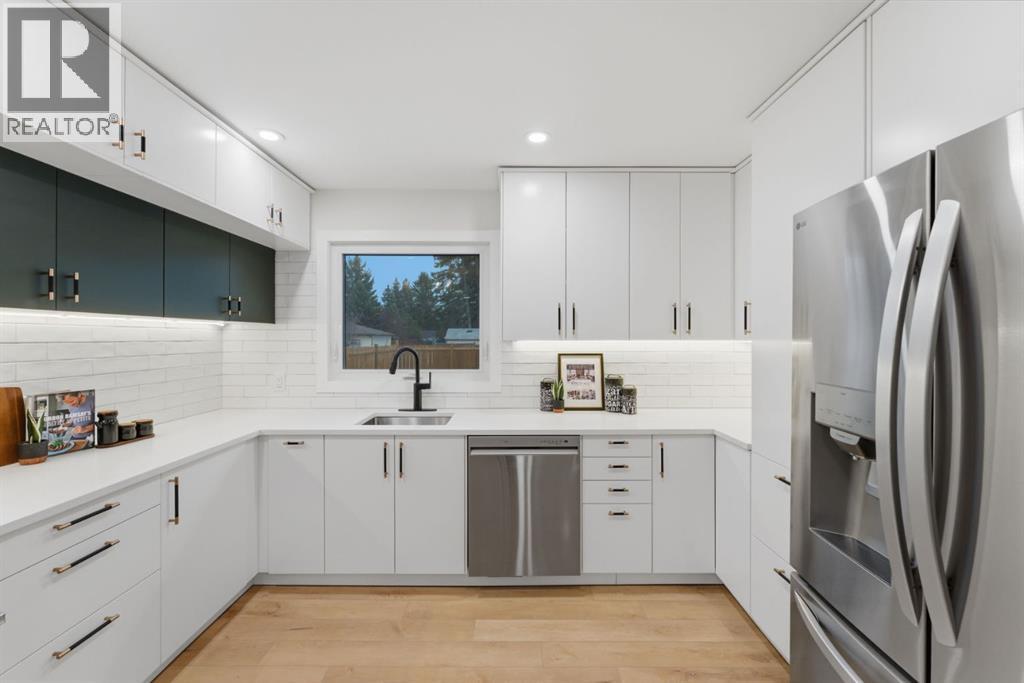 11039 Brae Road Sw, Calgary, AB - Indoor Photo Showing Kitchen With Upgraded Kitchen