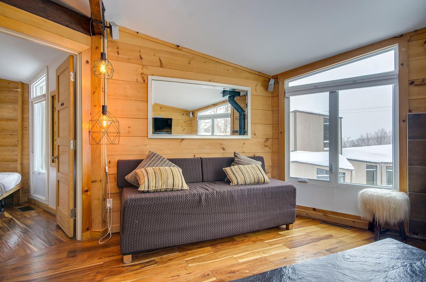 Salon - 32-110 Rue Thibodeau, Sutton, QC - Indoor Photo Showing Other Room