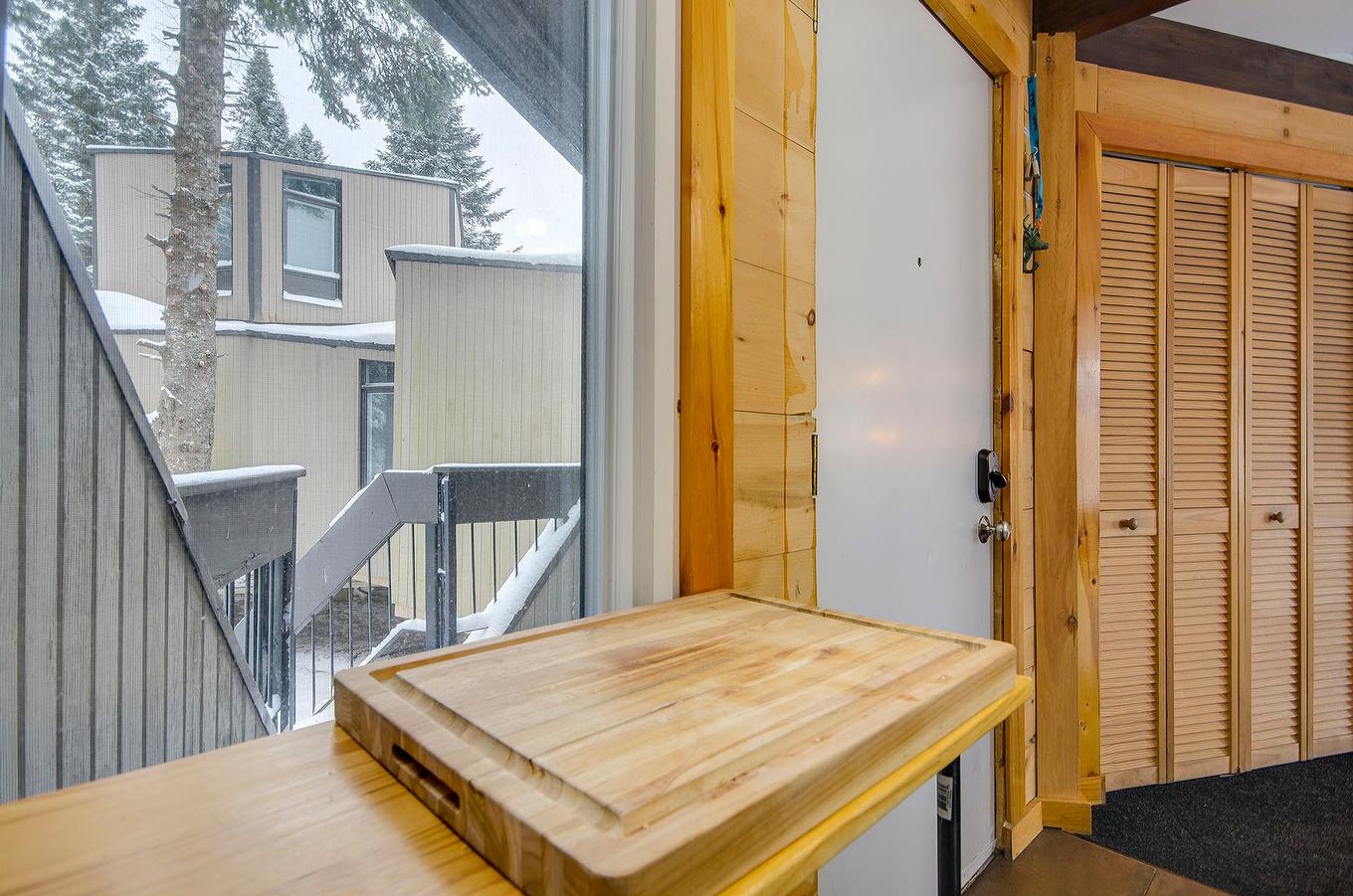 Cuisine - 32-110 Rue Thibodeau, Sutton, QC - With Exterior