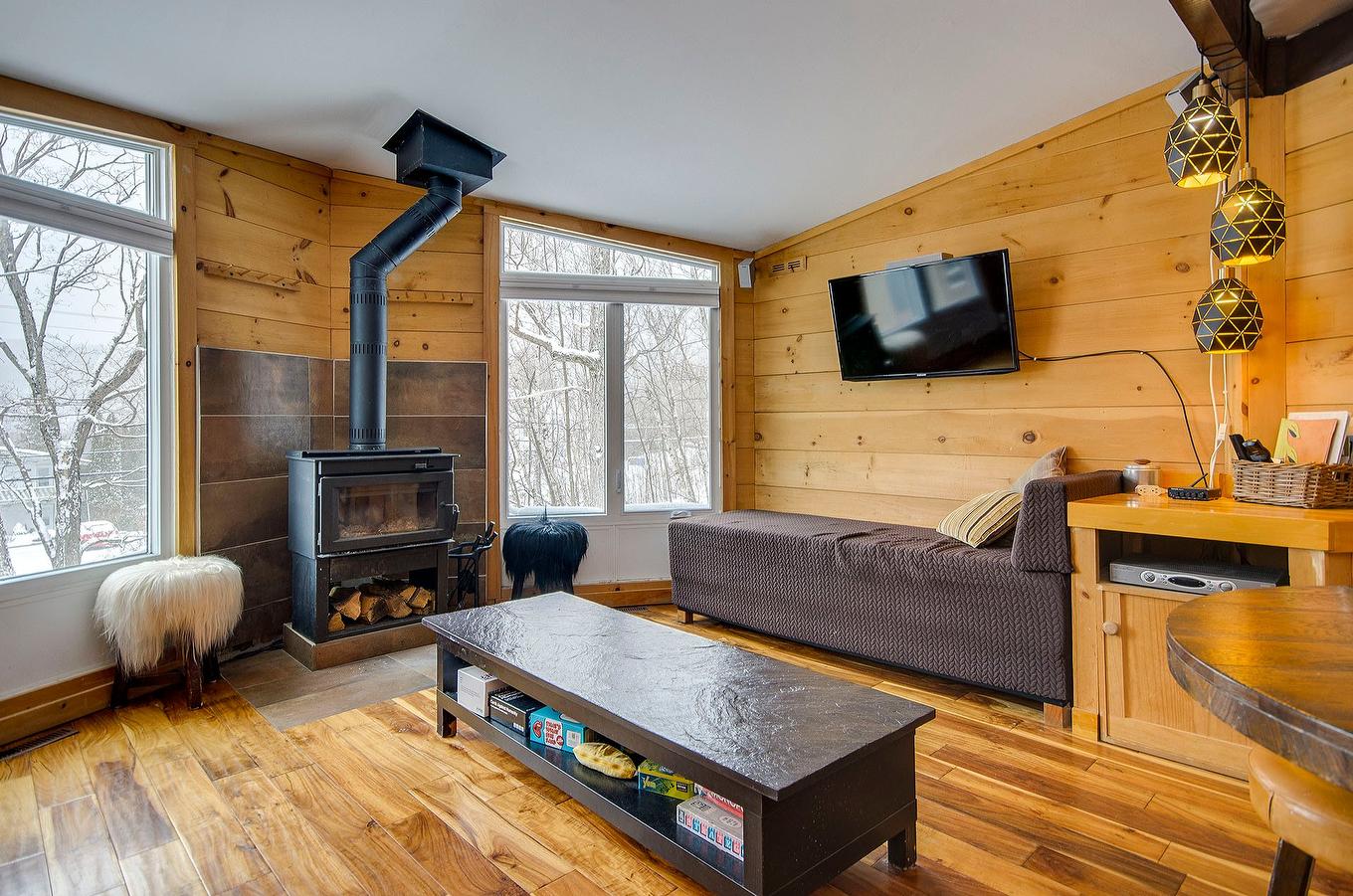 Salon - 32-110 Rue Thibodeau, Sutton, QC - Indoor Photo Showing Living Room With Fireplace