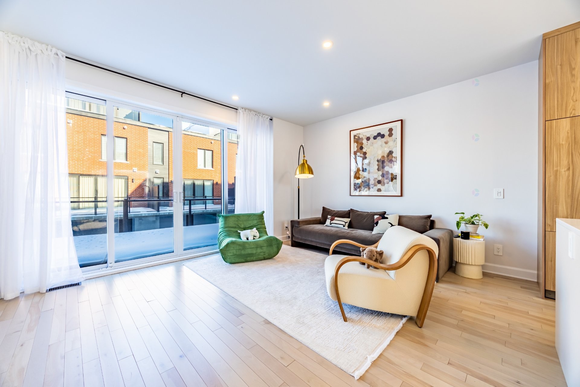 Salon - 111 Av. Des Chênes, Candiac, QC - Indoor