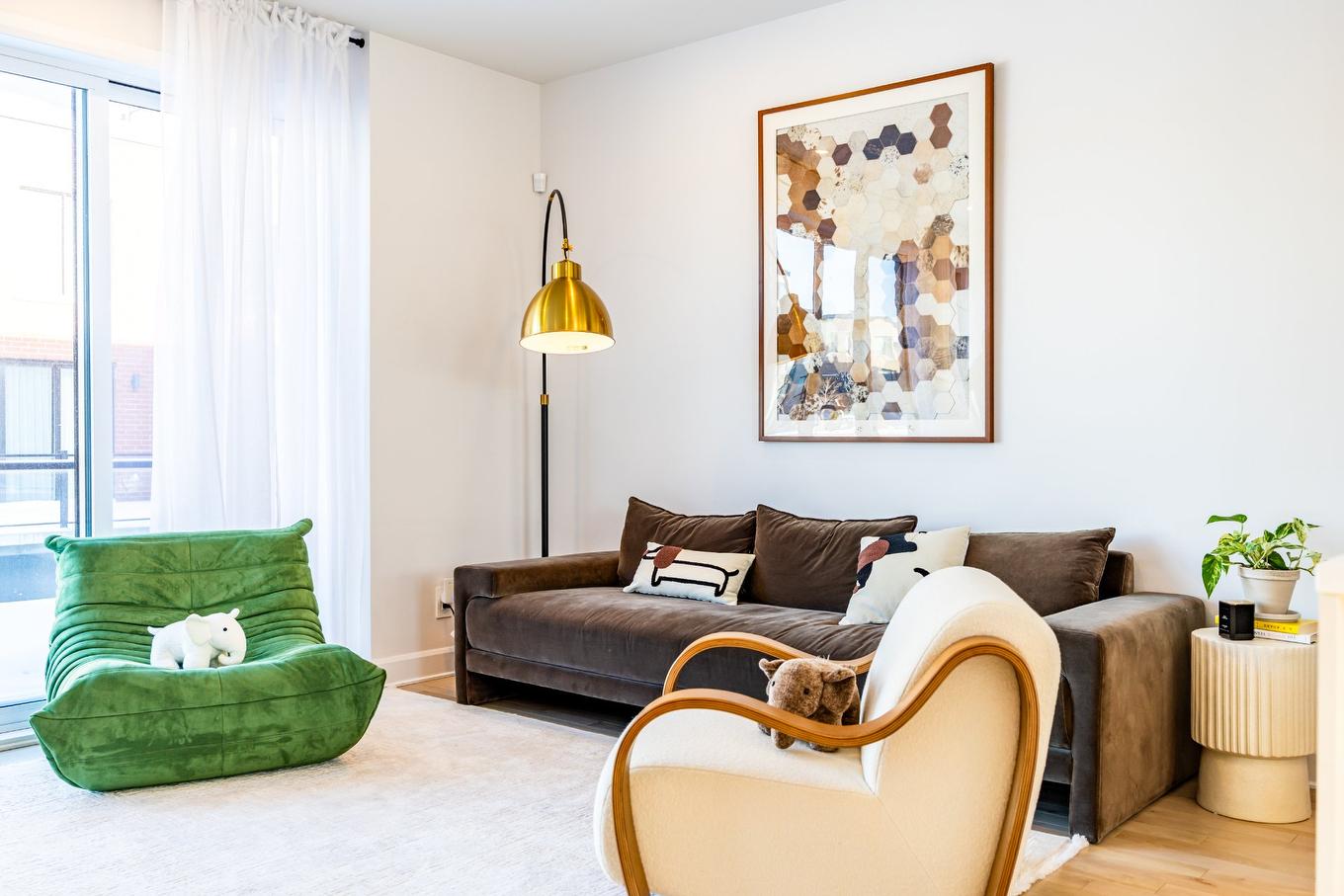 Salon - 111 Av. Des Chênes, Candiac, QC