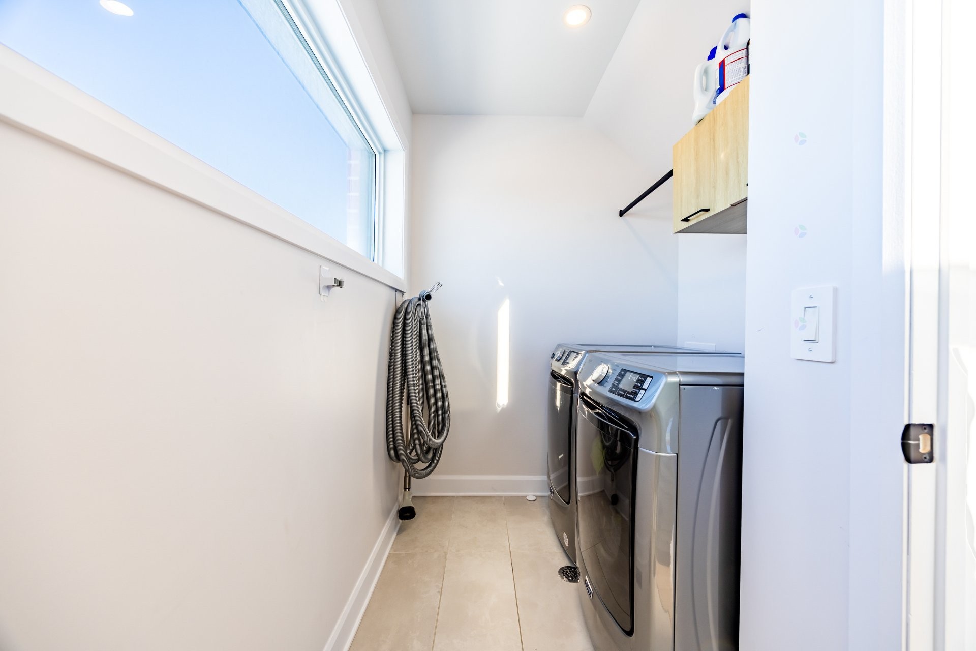 Salle de lavage - 111 Av. Des Chênes, Candiac, QC - Indoor Photo Showing Laundry Room