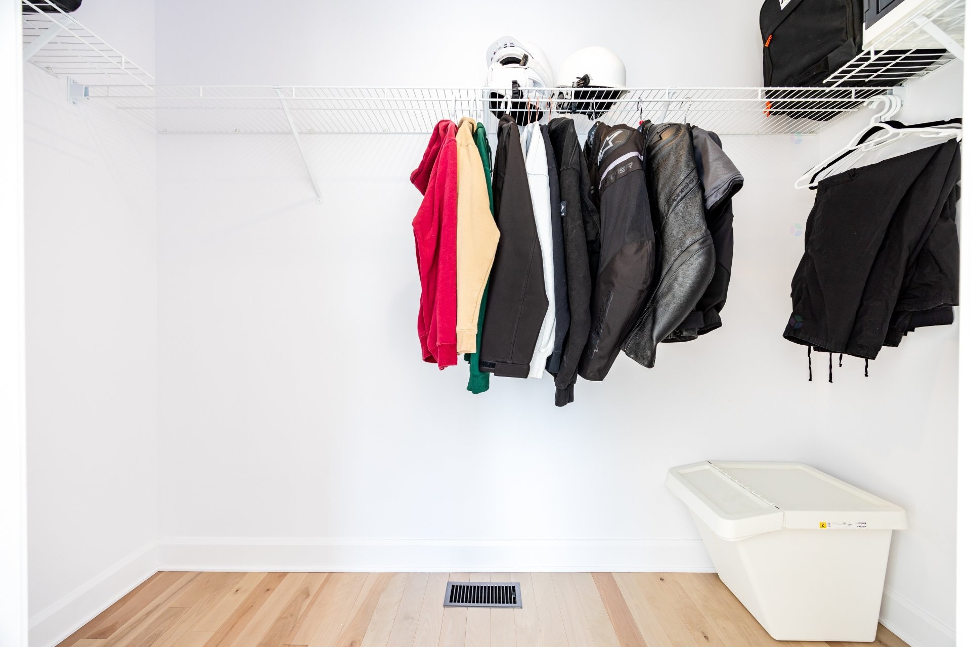 Penderie (Walk-in) - 111 Av. Des Chênes, Candiac, QC - Indoor With Storage