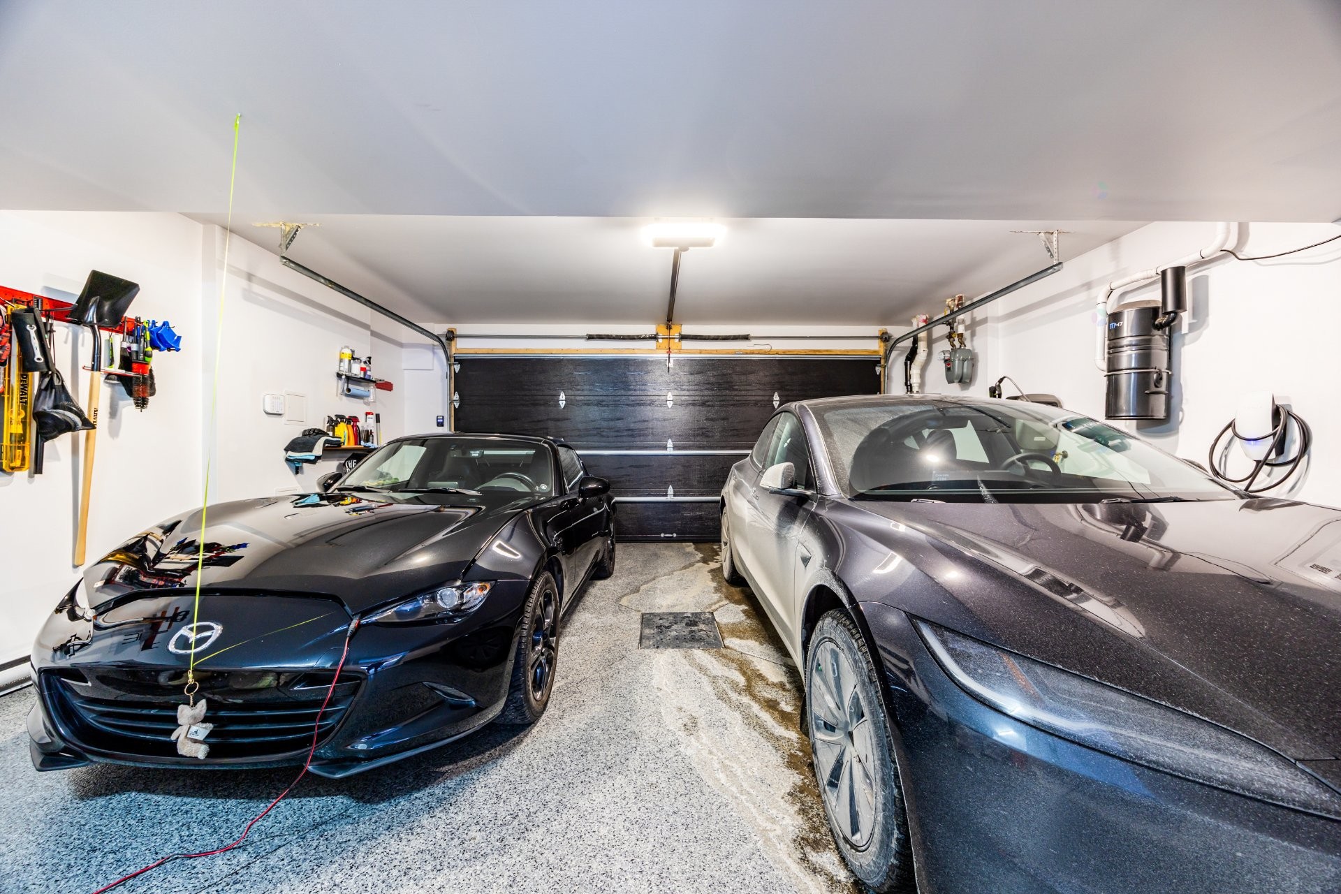 Garage - 111 Av. Des Chênes, Candiac, QC - Indoor Photo Showing Garage