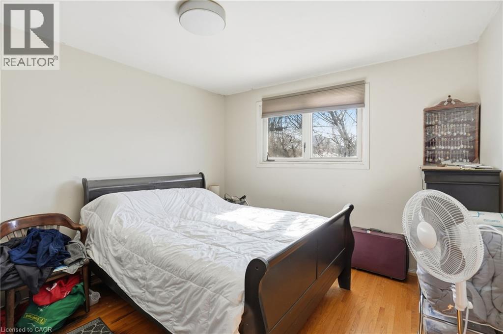 57 Gainsborough Road, Hamilton, ON - Indoor Photo Showing Bedroom