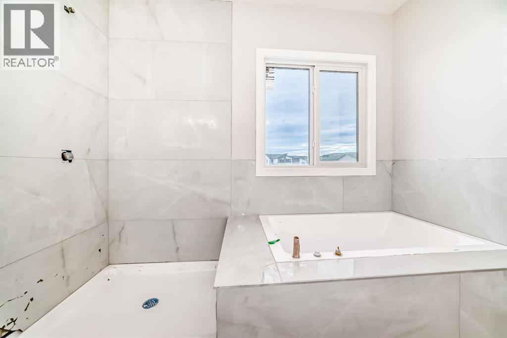 508 Heritage Boulevard, Cochrane, AB - Indoor Photo Showing Bathroom