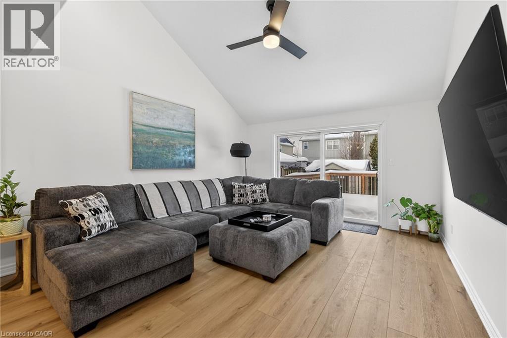 9 Chicory Crescent, St. Catharines, ON - Indoor Photo Showing Living Room