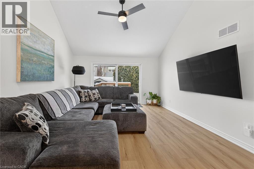 9 Chicory Crescent, St. Catharines, ON - Indoor Photo Showing Living Room