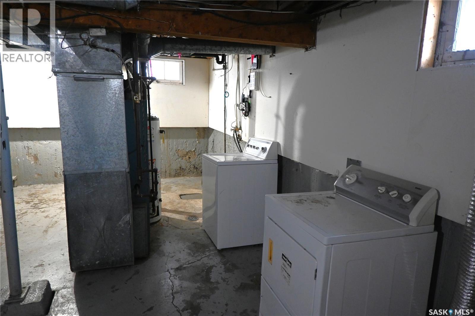 4201 6Th Avenue, Regina, SK - Indoor Photo Showing Laundry Room