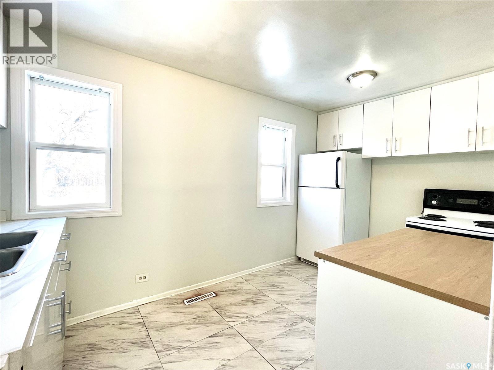 4201 6Th Avenue, Regina, SK - Indoor Photo Showing Kitchen