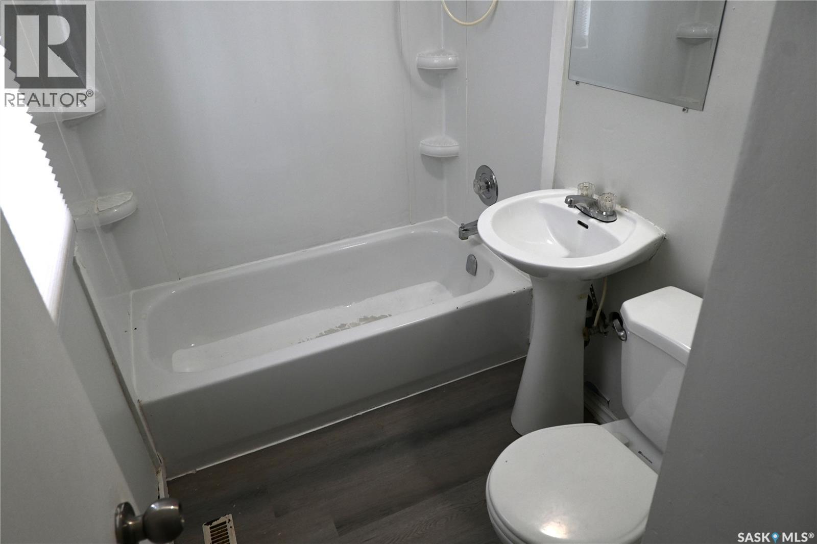 4201 6Th Avenue, Regina, SK - Indoor Photo Showing Bathroom
