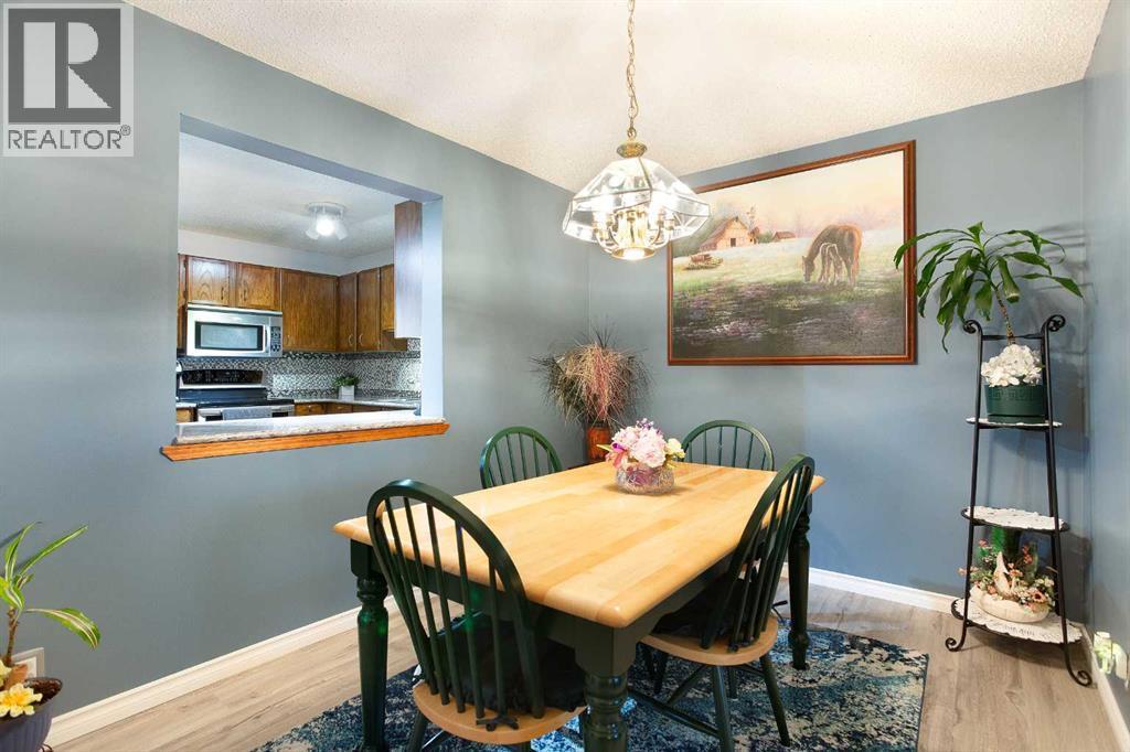 9, 225 Berwick Drive Nw, Calgary, AB - Indoor Photo Showing Dining Room