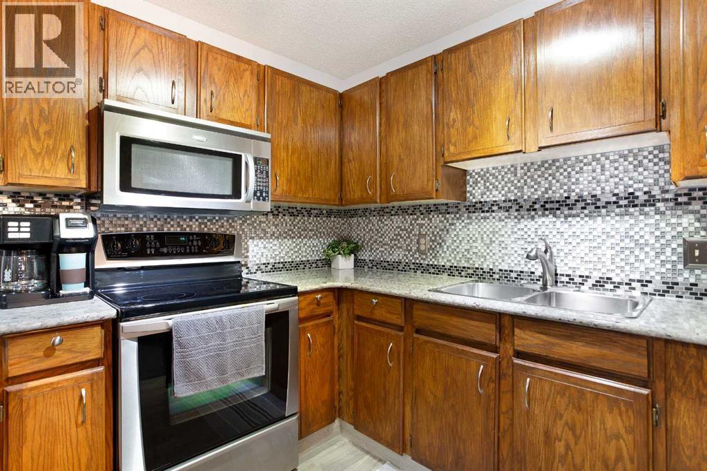 9, 225 Berwick Drive Nw, Calgary, AB - Indoor Photo Showing Kitchen With Double Sink