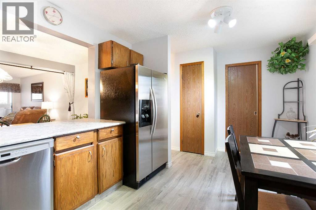 9, 225 Berwick Drive Nw, Calgary, AB - Indoor Photo Showing Kitchen