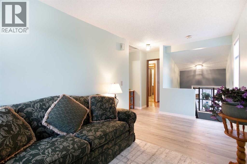 9, 225 Berwick Drive Nw, Calgary, AB - Indoor Photo Showing Living Room