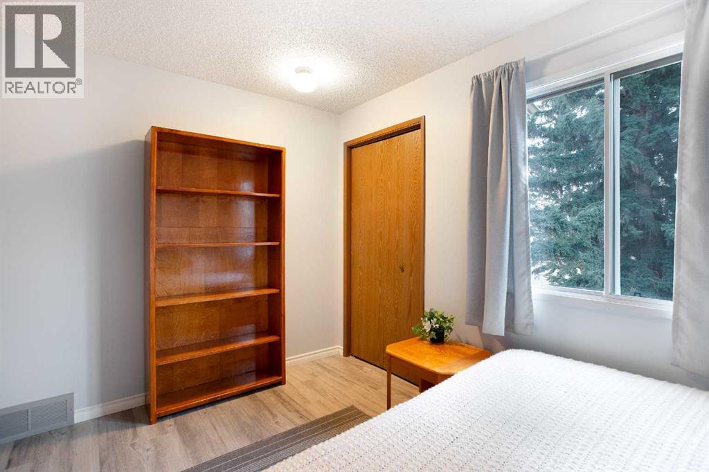 9, 225 Berwick Drive Nw, Calgary, AB - Indoor Photo Showing Bedroom