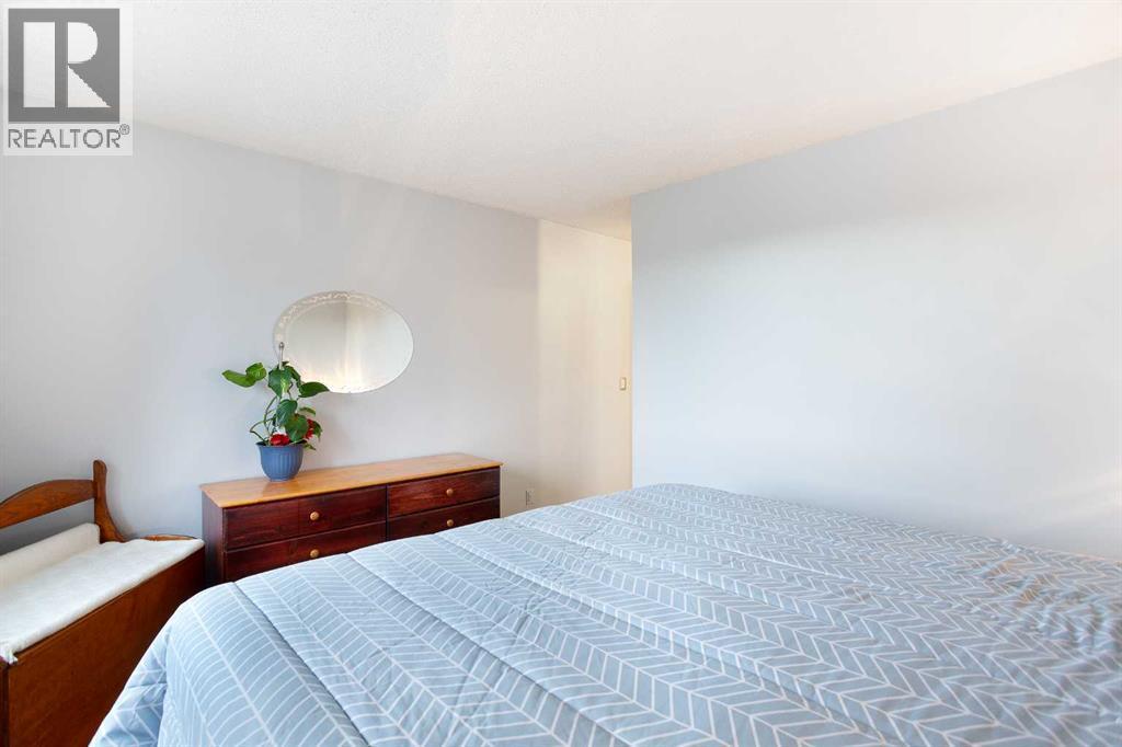 9, 225 Berwick Drive Nw, Calgary, AB - Indoor Photo Showing Bedroom