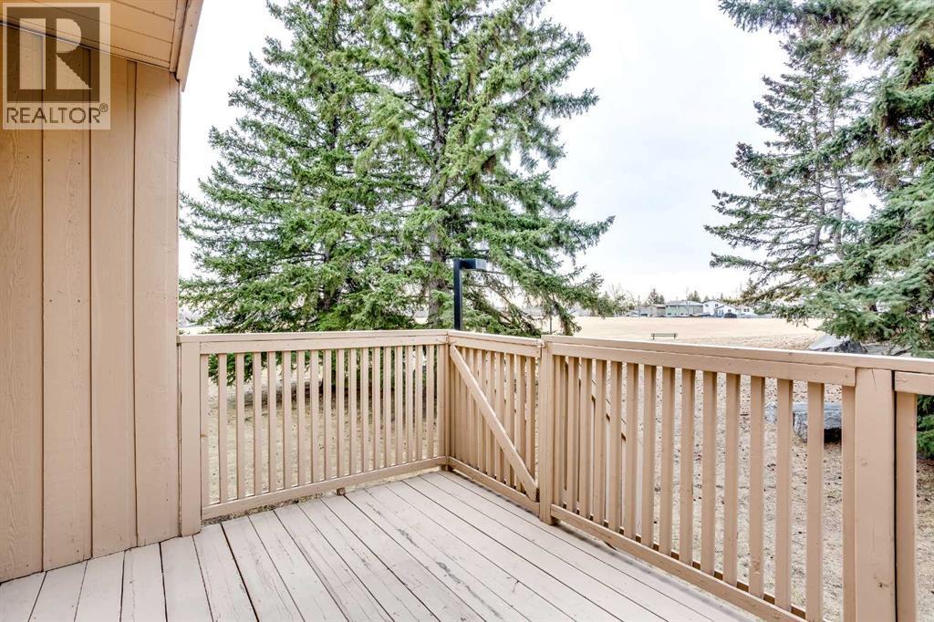 9, 225 Berwick Drive Nw, Calgary, AB - Outdoor