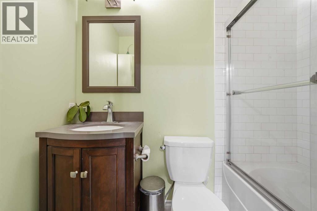 80 Taradale Drive S, Calgary, AB - Indoor Photo Showing Bathroom