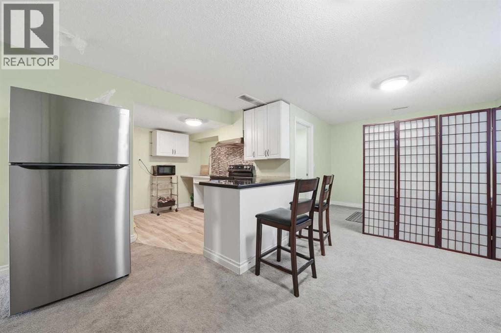 80 Taradale Drive S, Calgary, AB - Indoor Photo Showing Kitchen