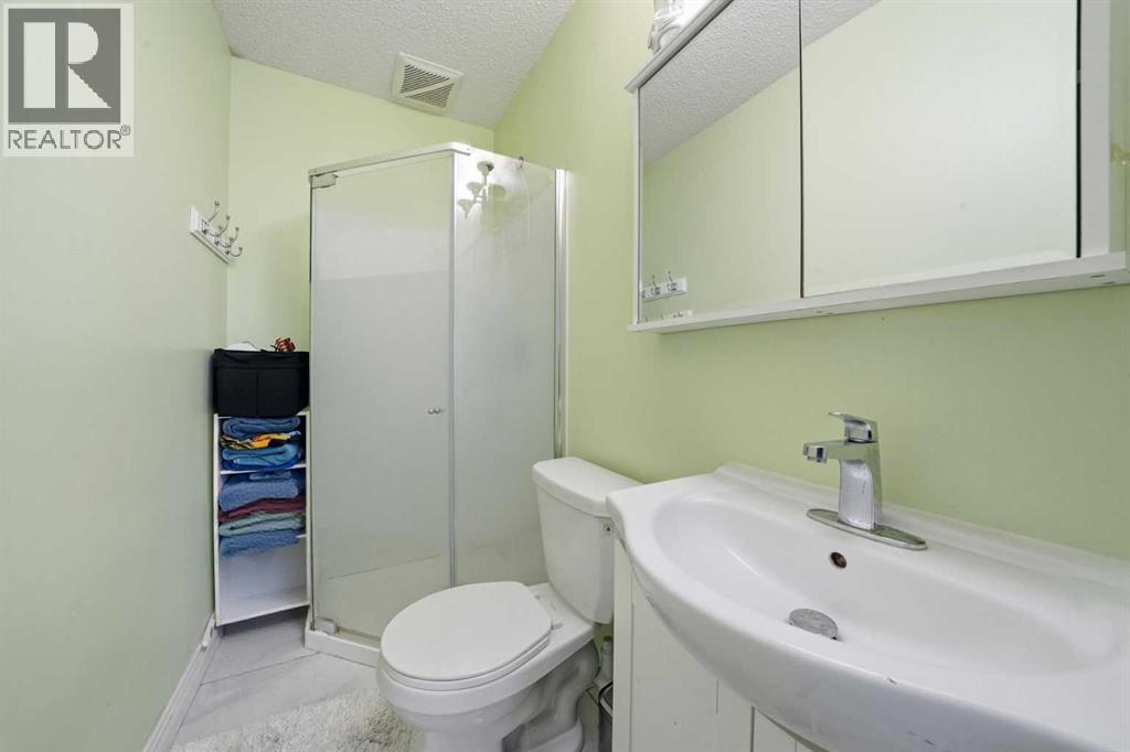 80 Taradale Drive S, Calgary, AB - Indoor Photo Showing Bathroom