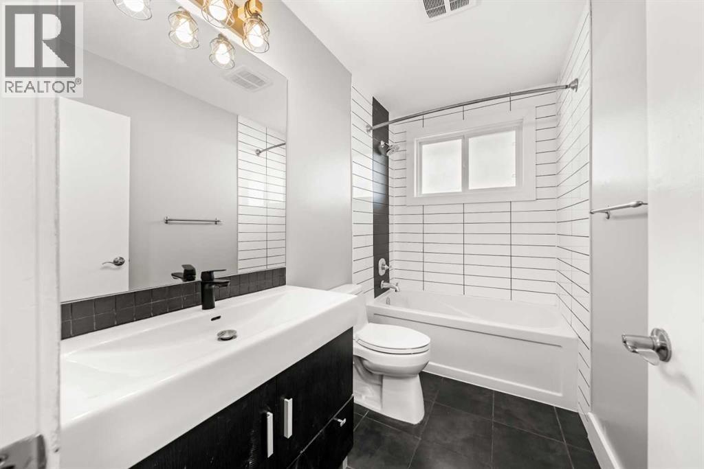4520 Greenview Drive Ne, Calgary, AB - Indoor Photo Showing Bathroom