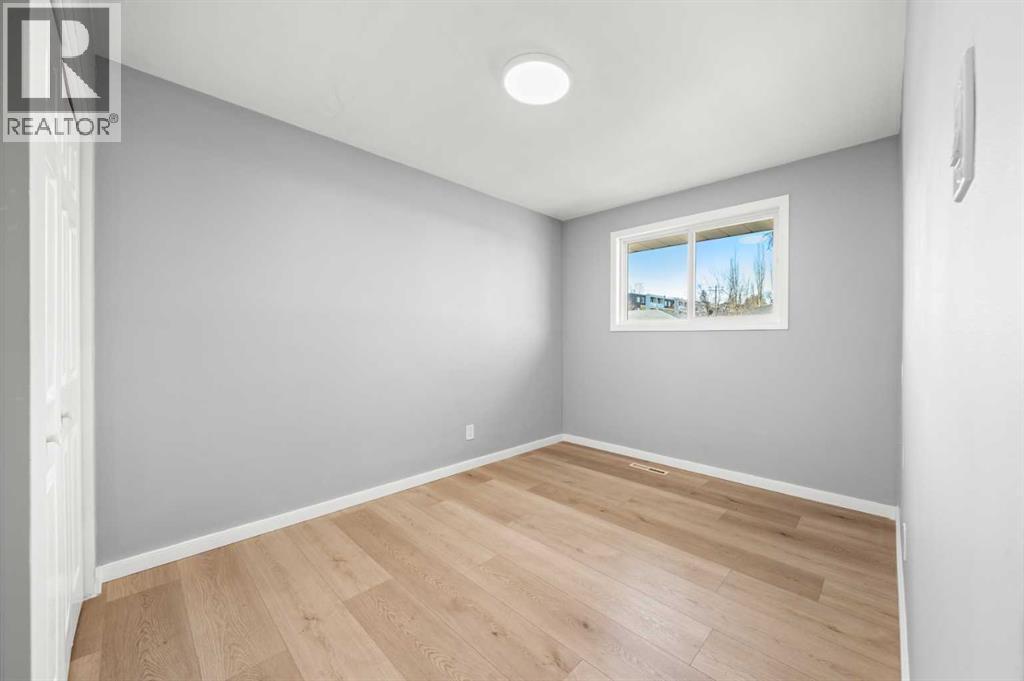 4520 Greenview Drive Ne, Calgary, AB - Indoor Photo Showing Other Room