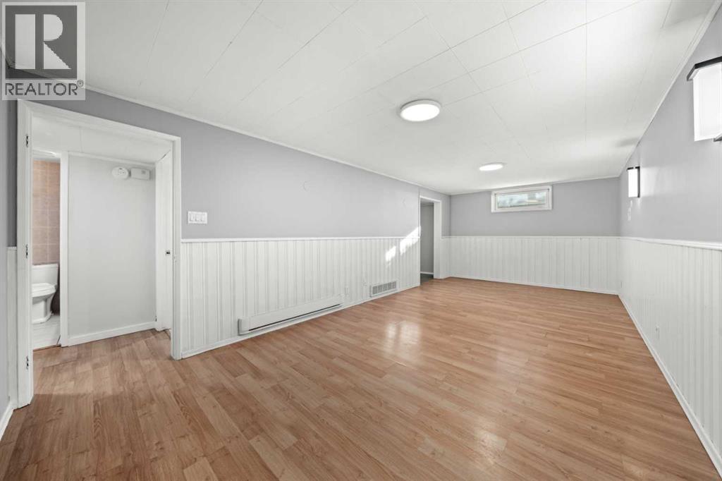 4520 Greenview Drive Ne, Calgary, AB - Indoor Photo Showing Other Room