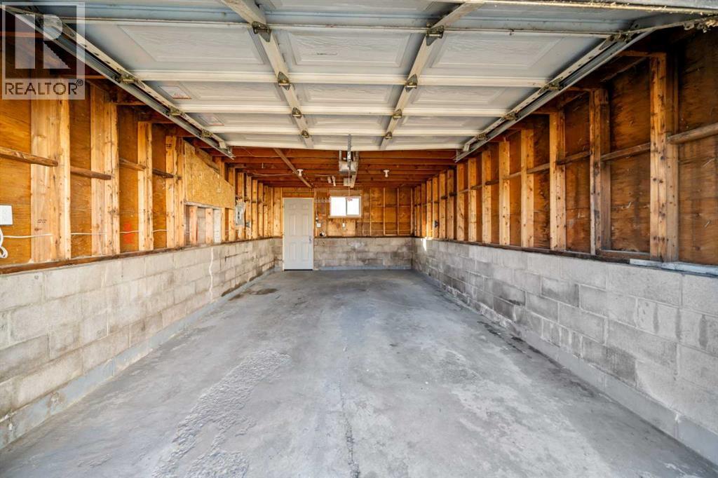 4520 Greenview Drive Ne, Calgary, AB - Indoor Photo Showing Garage