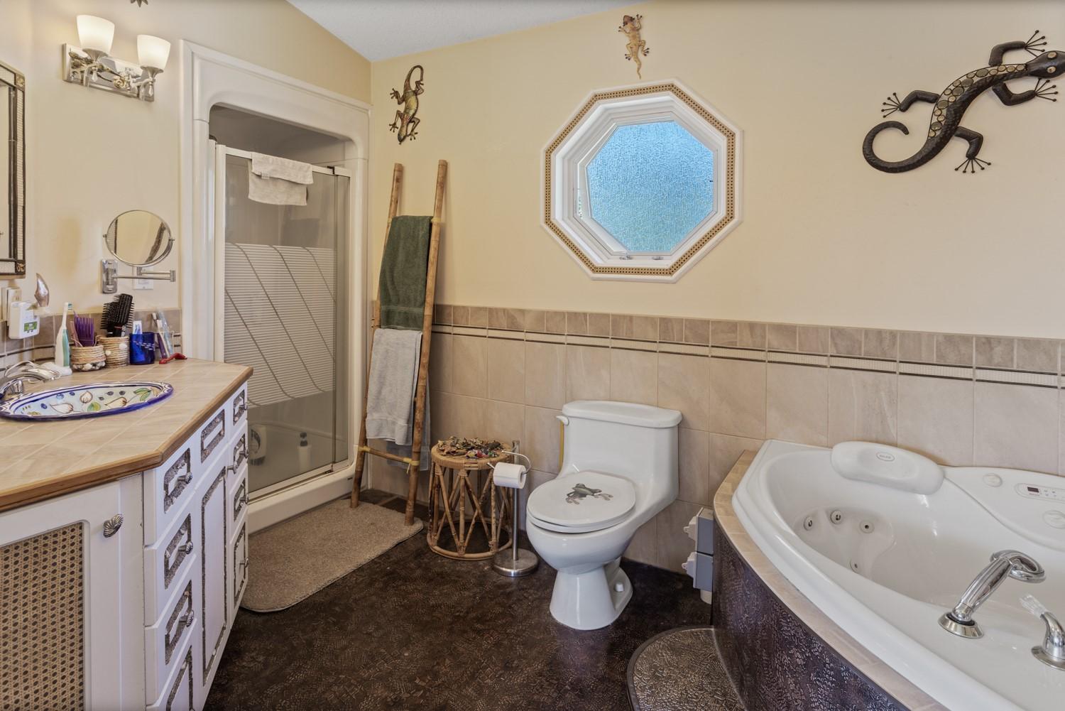 209 27Th Avenue, Erickson, BC - Indoor Photo Showing Bathroom
