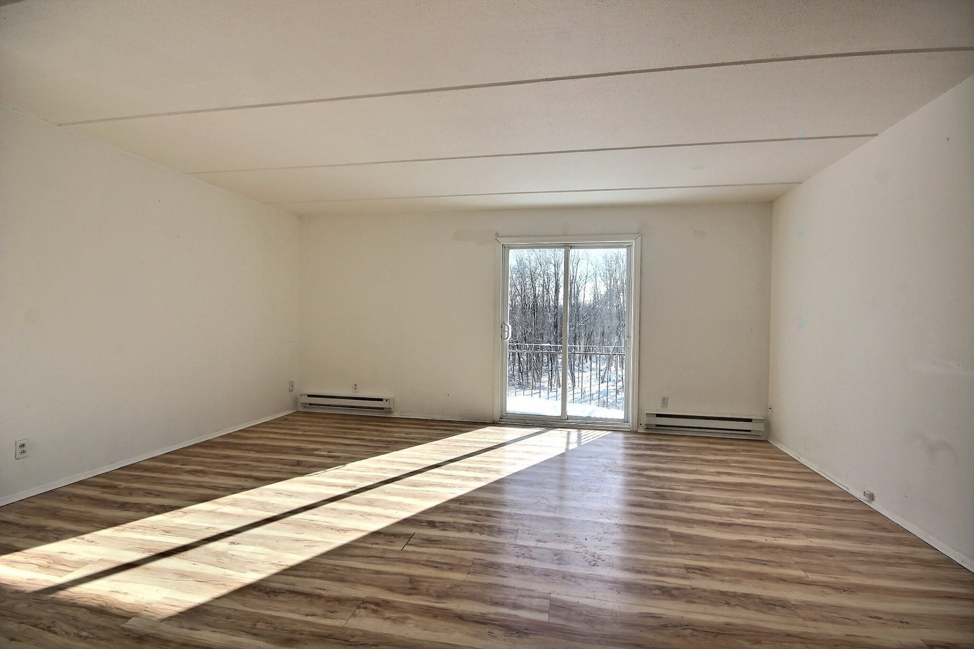 Living Room - 122 Rue Orléans, Cowansville, QC - Indoor Photo Showing Other Room
