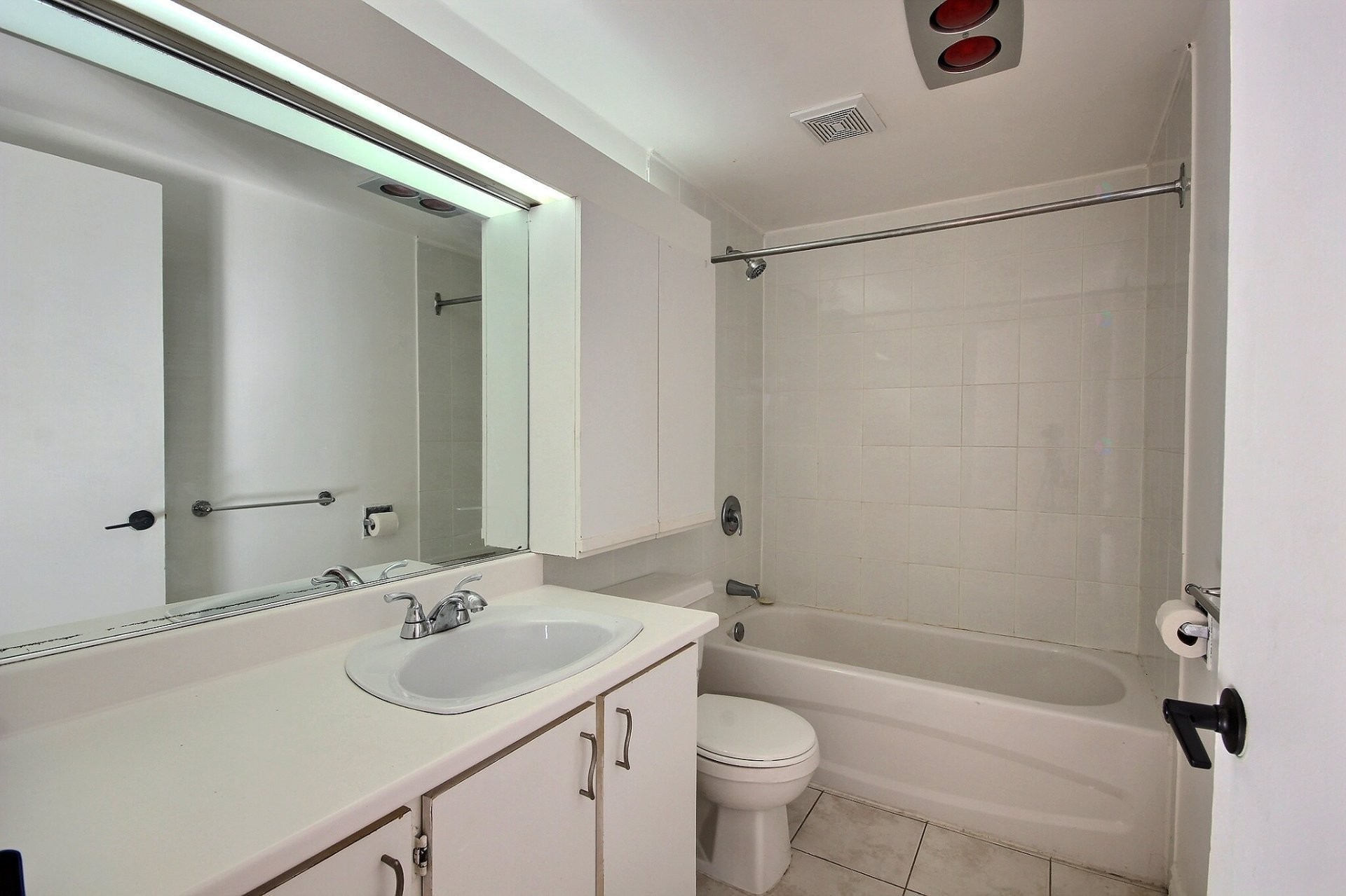 Bathroom - 122 Rue Orléans, Cowansville, QC - Indoor Photo Showing Bathroom