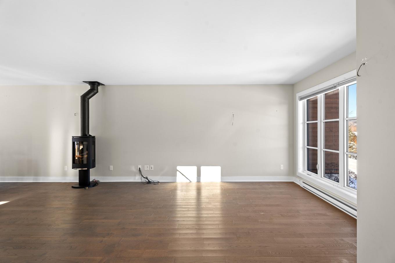 Salon - 1548 Rue Roland-Plante, Val-David, QC - Indoor Photo Showing Other Room