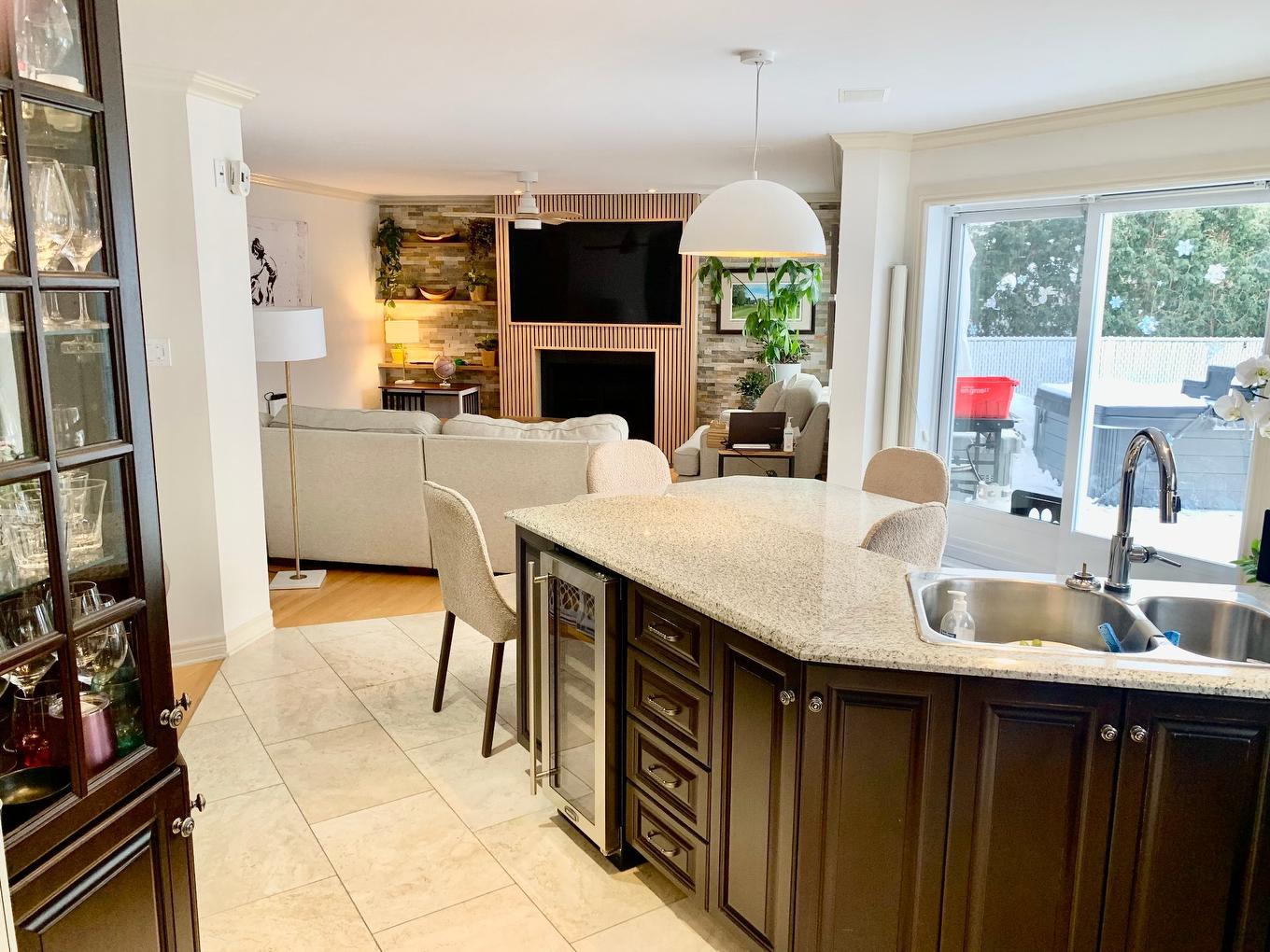 Cuisine - 268 Rue Vallée, Sainte-Anne-De-Bellevue, QC - Indoor With Fireplace