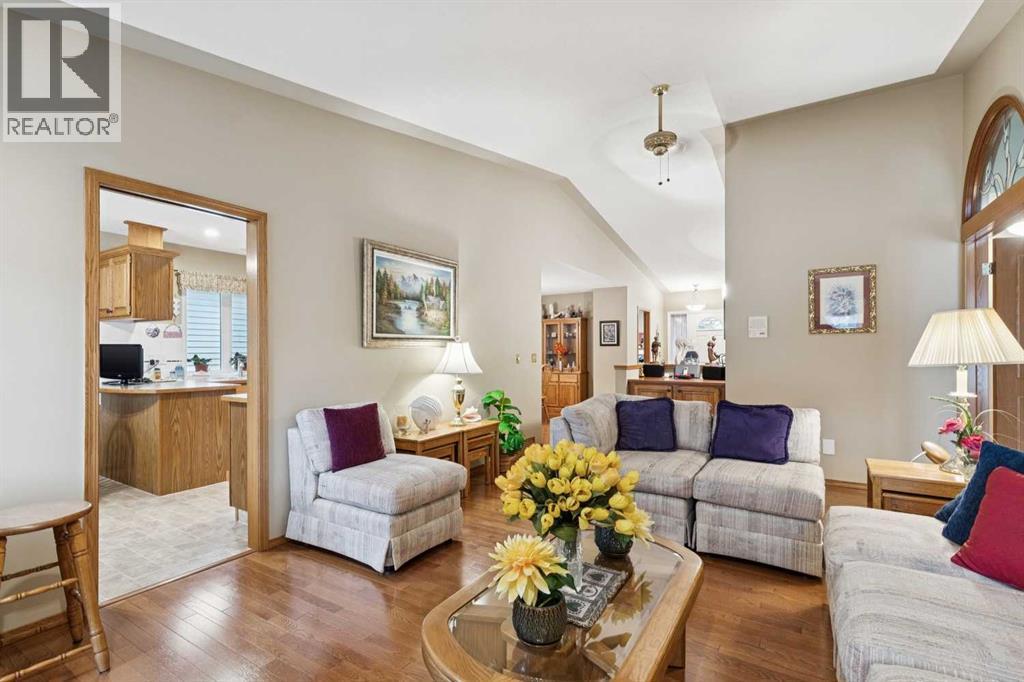 1025 Shawnee Road Sw, Calgary, AB - Indoor Photo Showing Living Room