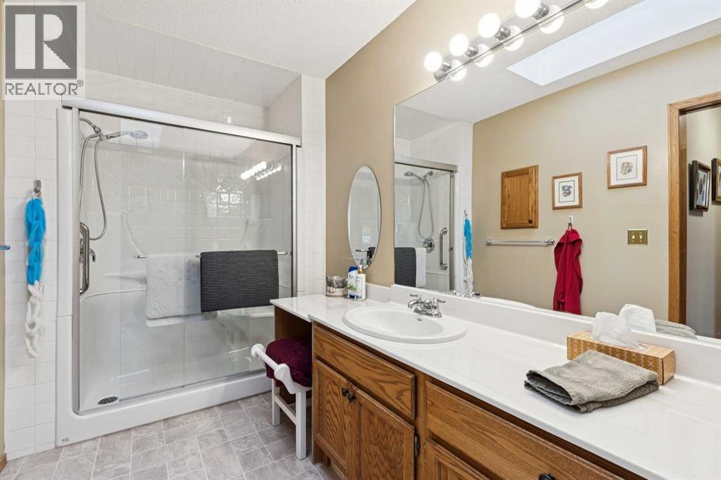 1025 Shawnee Road Sw, Calgary, AB - Indoor Photo Showing Bathroom