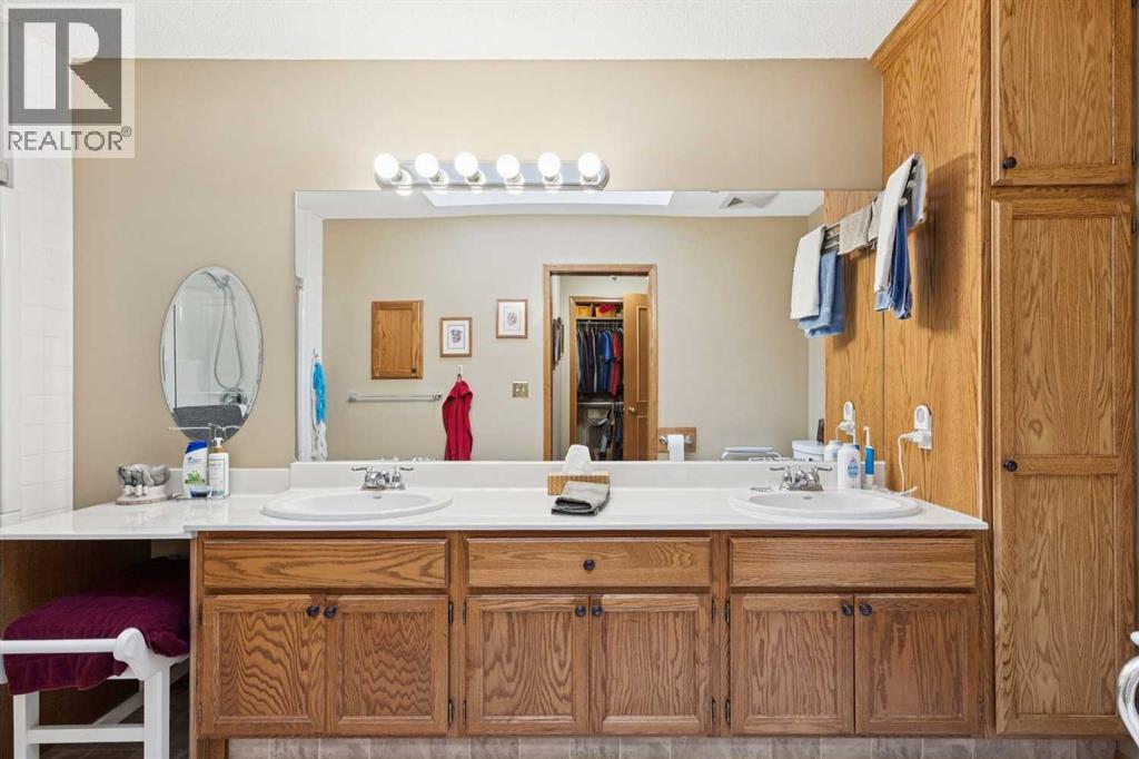 1025 Shawnee Road Sw, Calgary, AB - Indoor Photo Showing Bathroom