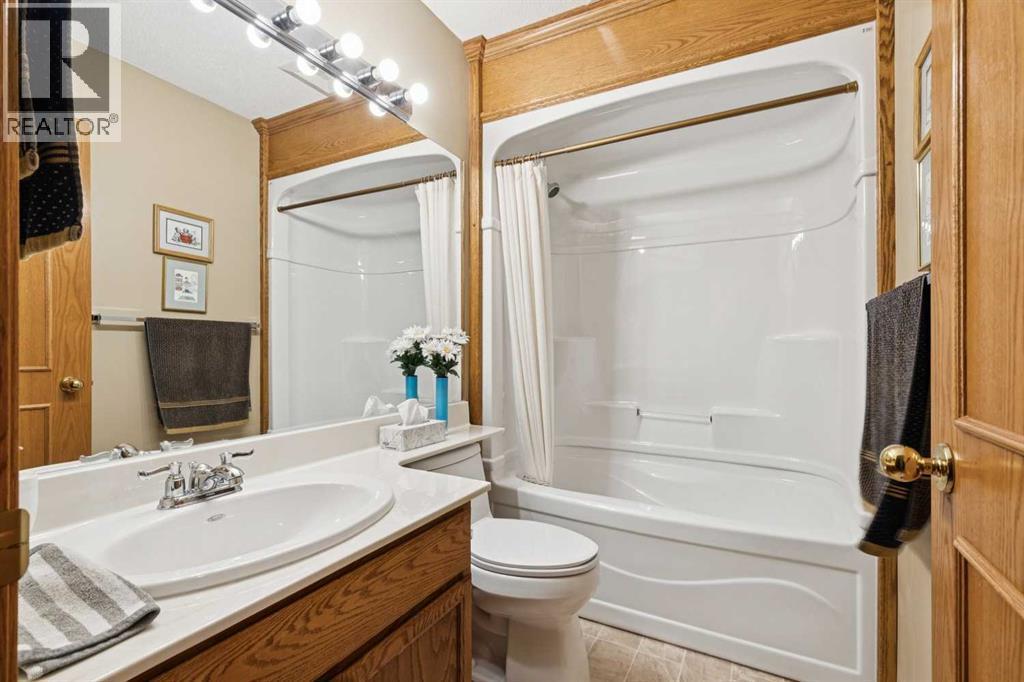 1025 Shawnee Road Sw, Calgary, AB - Indoor Photo Showing Bathroom