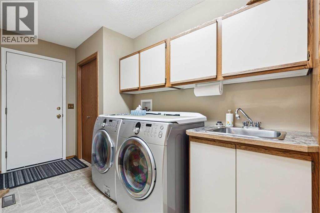 1025 Shawnee Road Sw, Calgary, AB - Indoor Photo Showing Laundry Room