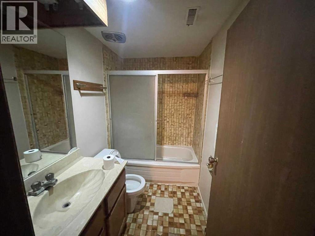 471 78 Avenue Ne, Calgary, AB - Indoor Photo Showing Bathroom