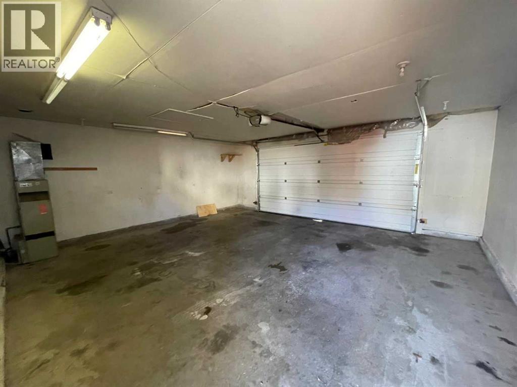 471 78 Avenue Ne, Calgary, AB - Indoor Photo Showing Garage