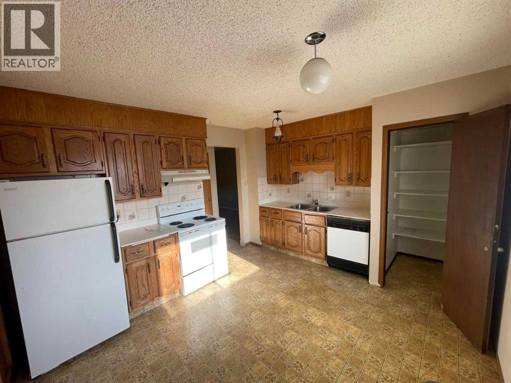 471 78 Avenue Ne, Calgary, AB - Indoor Photo Showing Kitchen With Double Sink
