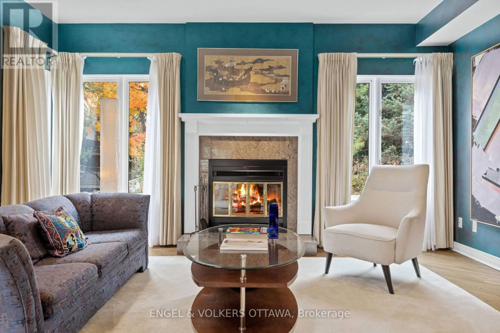 29 Aylmer Avenue, Ottawa, ON - Indoor Photo Showing Living Room With Fireplace