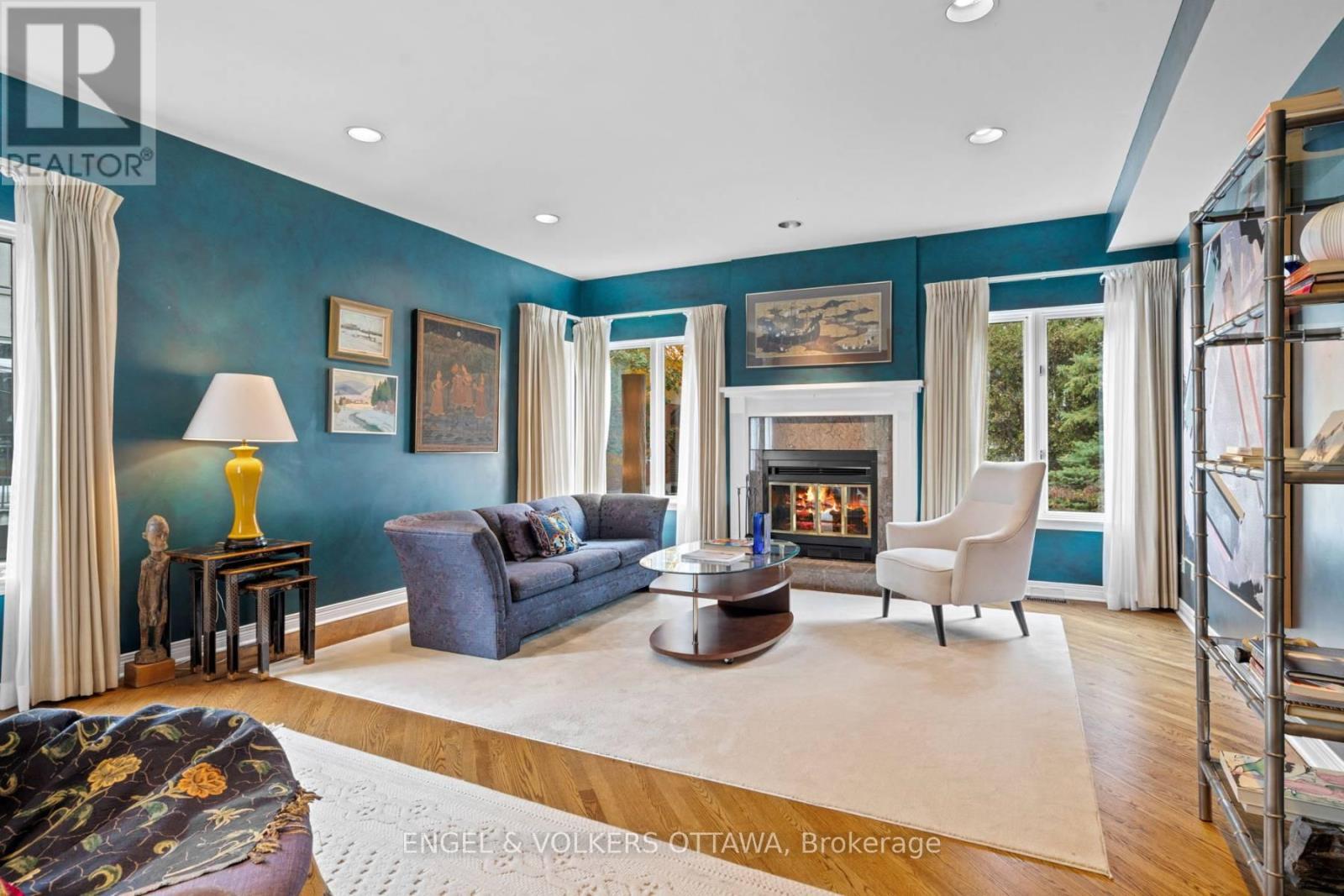 29 Aylmer Avenue, Ottawa, ON - Indoor Photo Showing Living Room With Fireplace
