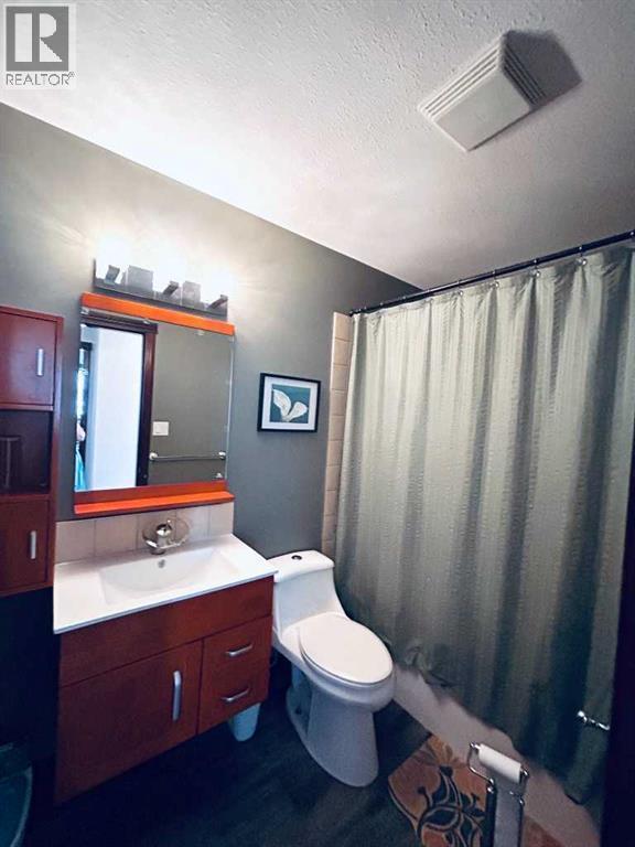 223 15 Street E, Brooks, AB - Indoor Photo Showing Bathroom