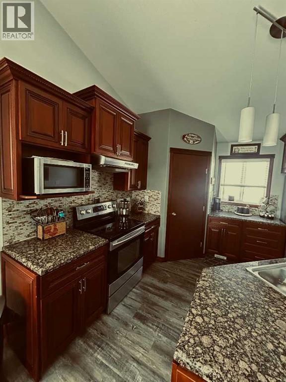 223 15 Street E, Brooks, AB - Indoor Photo Showing Kitchen
